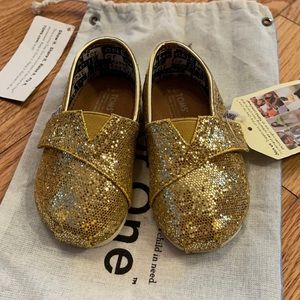 NWT! Gold Glitters TOMS Tiny Classics size 4